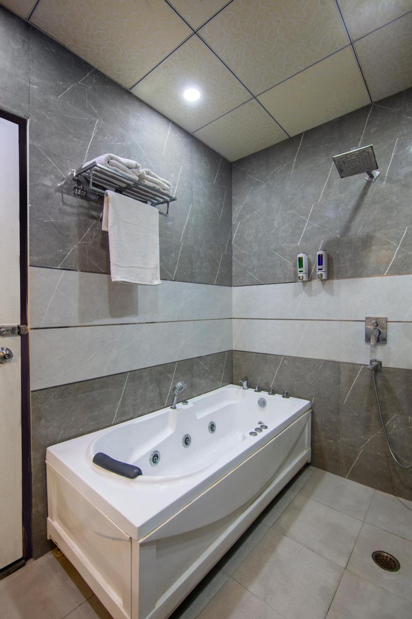 Shree Jee Hotel - Nit Faridabad Esterno foto